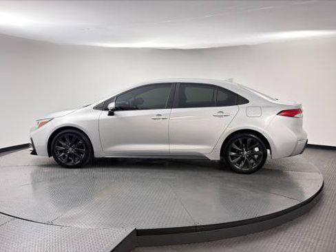 Used 2024 Toyota Corolla SE FWD image 3