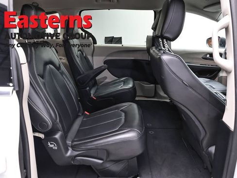 Used 2023 Chrysler Pacifica Touring-L FWD image 24