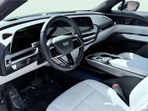 Used 2024 Cadillac Lyriq Luxury RWD image 34