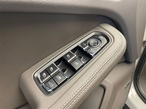Used 2025 Porsche Macan image 19