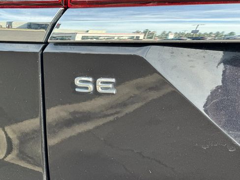 Used 2024 Volkswagen Atlas SE image 28