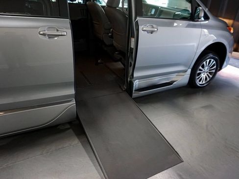 Used 2019 Toyota Sienna XLE Premium FWD image 66