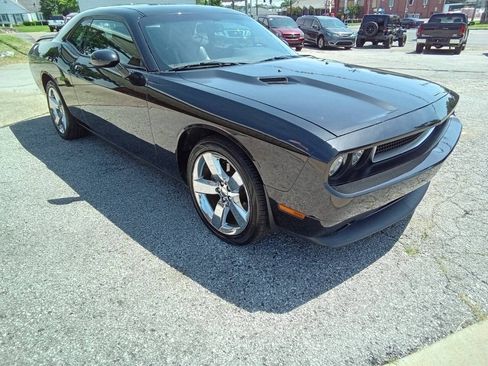 Used 2011 Dodge Challenger RWD image 2