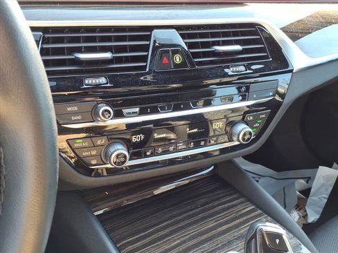 Used 2023 BMW 530e xDrive w/ Convenience Package image 28