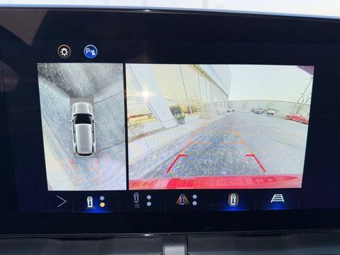 Used 2025 Chevrolet Equinox LT w/ Safety and Technology Package image 21