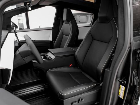 Used 2024 Tesla Cybertruck AWD Crew Cab image 31