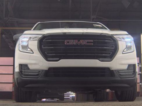 Used 2023 GMC Terrain SLE w/ Driver Convenience Package image 3