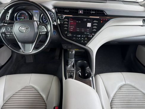 Used 2020 Toyota Camry SE w/ Sunroof Package FWD image 14