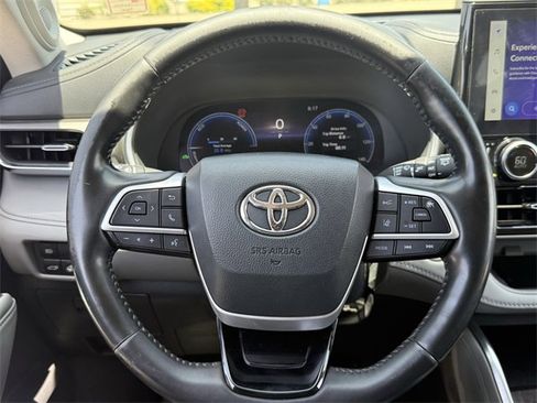 Used 2023 Toyota Highlander Limited image 13