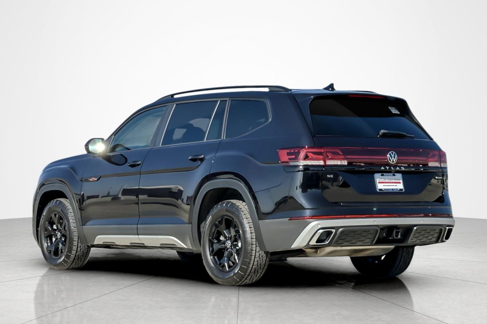 Used 2024 Volkswagen Atlas Peak Edition SE AWD/4WD image 3