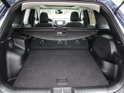 Used 2019 Jeep Cherokee Latitude Lux w/ Comfort & Convenience Group AWD/4WD image 37