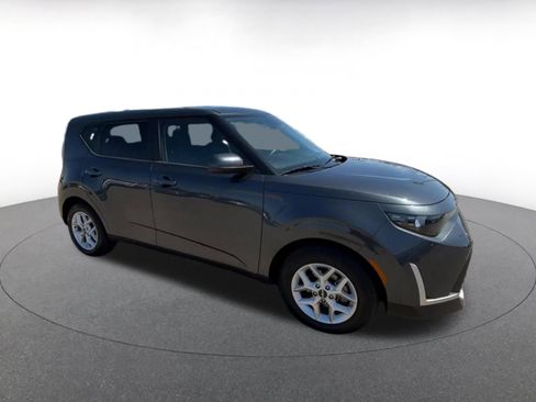 Used 2025 Kia Soul LX w/ LX Technology Package FWD image 2