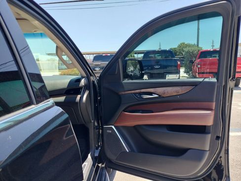 Used 2015 Cadillac Escalade Luxury AWD/4WD image 17