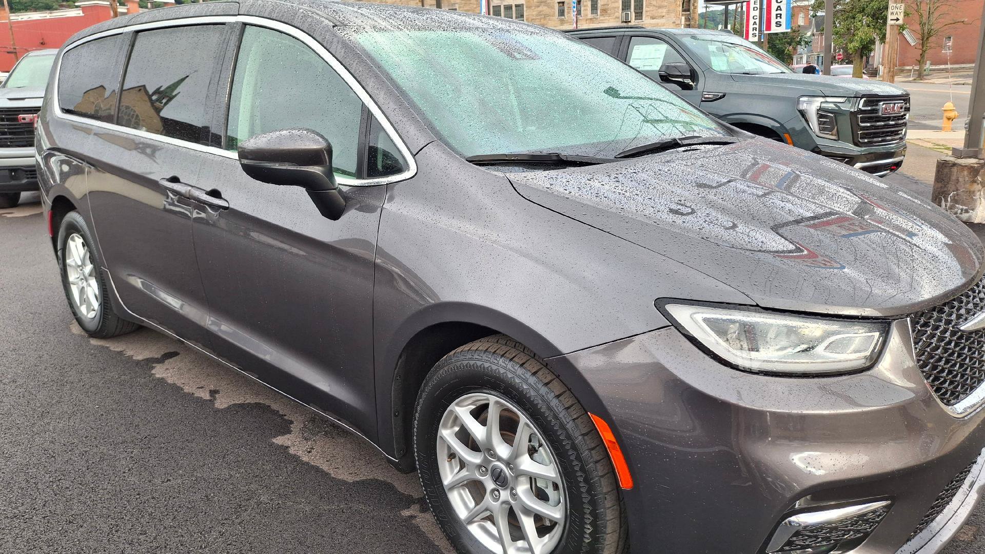 Used 2023 Chrysler Pacifica Touring-L FWD image 1