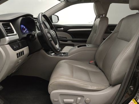 Used 2017 Toyota Highlander XLE image 17
