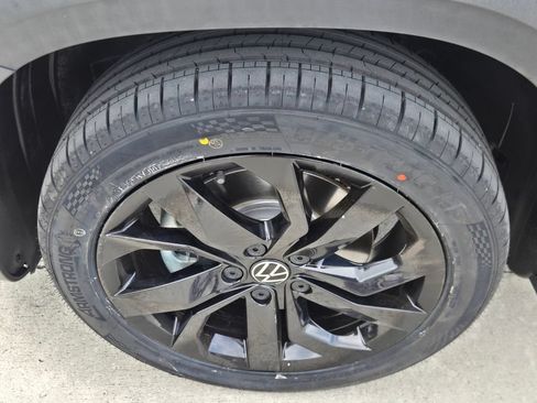 Certified 2023 Volkswagen Taos SE w/ Black Wheel Package FWD image 10