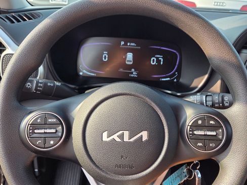 Used 2025 Kia Soul LX w/ LX Technology Package FWD image 23