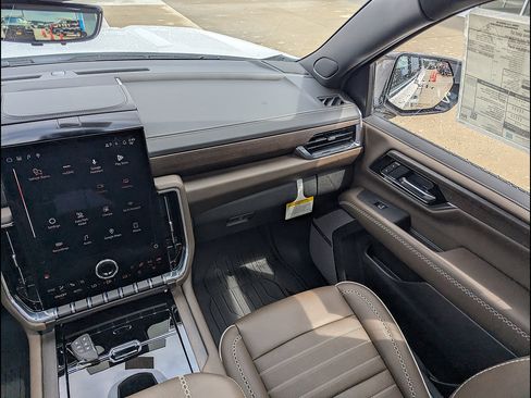 New 2026 GMC Yukon Denali Ultimate AWD/4WD image 23