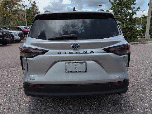 Certified 2025 Toyota Sienna XLE FWD image 5