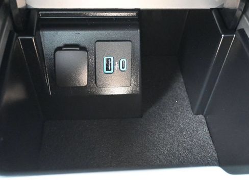 Certified 2022 Ford Explorer XLT w/ Equipment Group 202A RWD image 13