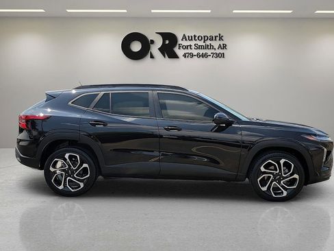 Used 2024 Chevrolet Trax RS w/ Sunroof Package FWD image 6