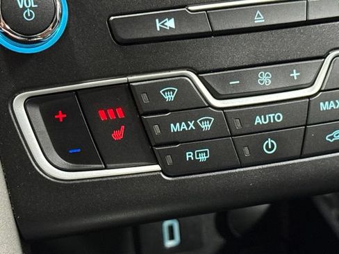 Used 2017 Ford Fusion SE w/ Fusion SE Technology Package FWD image 4