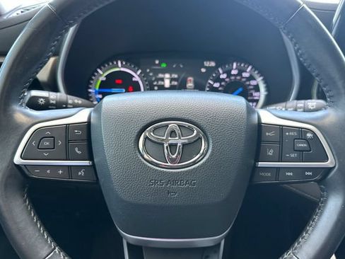 Used 2022 Toyota Highlander XLE AWD/4WD image 25