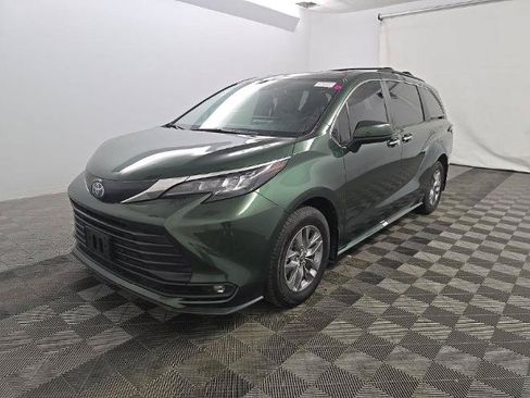 Used 2025 Toyota Sienna XLE FWD image 3