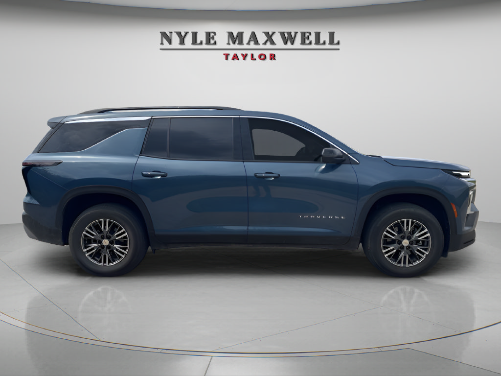 Used 2025 Chevrolet Traverse LT w/ Driver Confidence Package FWD image 3