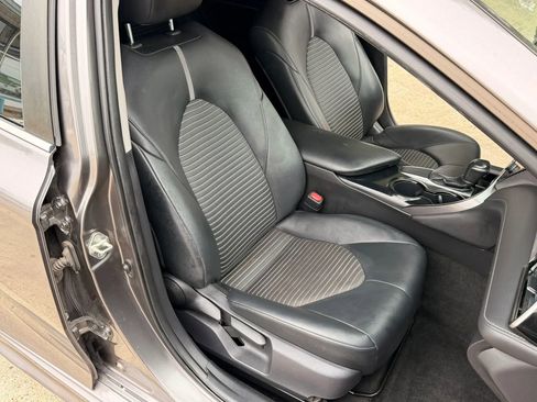 Used 2019 Toyota Camry SE w/ Carpet Mat Package image 14