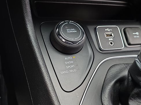 Used 2019 Jeep Cherokee Latitude w/ Popular Appearance Group AWD/4WD image 20