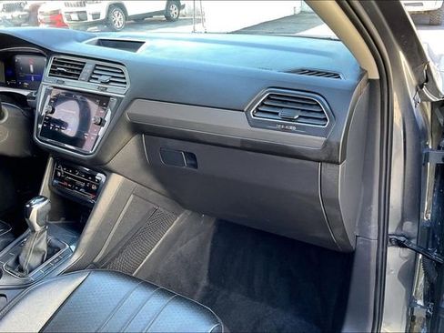 Used 2022 Volkswagen Tiguan SE w/ Panoramic Sunroof Package image 16