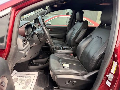 Used 2020 Chrysler Pacifica Touring-L FWD image 7