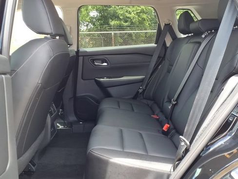 Used 2025 Nissan Rogue SL AWD/4WD image 11