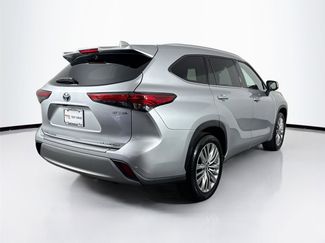 Used 2023 Toyota Highlander Platinum FWD video 2