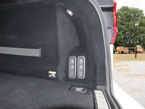 Used 2018 Volvo XC60 T8 R-Design w/ Convenience Package image 9