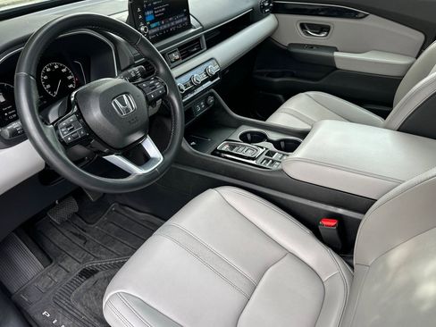 Used 2025 Honda Pilot Touring image 11