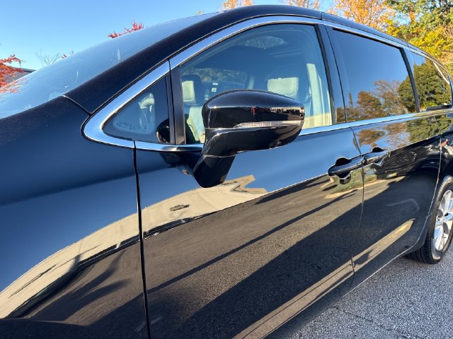 New 2027 Chrysler Pacifica Select w/ Family Tech Group AWD/4WD image 4