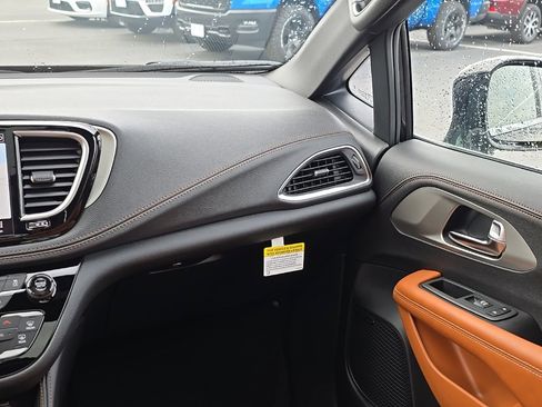 New 2026 Chrysler Pacifica Pinnacle image 17