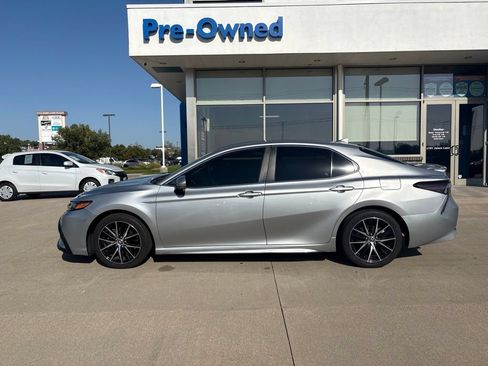 Used 2021 Toyota Camry SE w/ Convenience Package FWD image 8