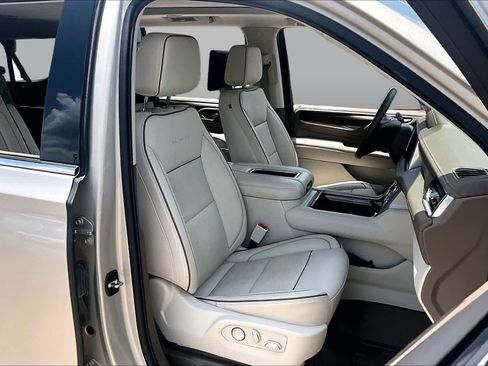Used 2021 GMC Yukon XL Denali w/ Denali Premium Package RWD image 9