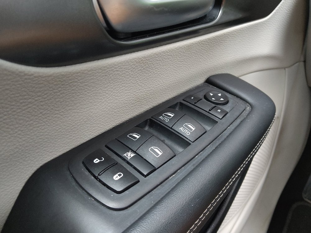Used 2024 Chrysler Pacifica Touring-L FWD image 27