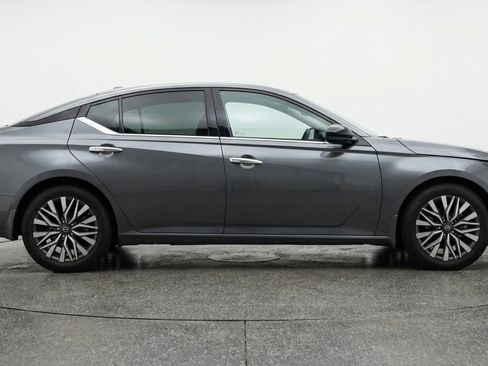 Used 2025 Nissan Altima 2.5 SV FWD image 11