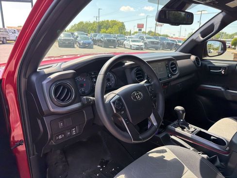 Used 2021 Toyota Tacoma TRD Off-Road w/ Technology Package AWD/4WD image 4