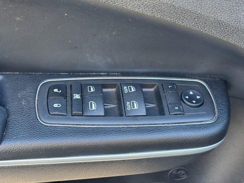 Used 2022 Chrysler 300 Touring L image 16