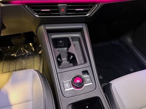 Certified 2025 Volkswagen Tiguan SE FWD image 27