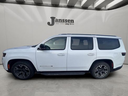 Used 2024 Jeep Wagoneer Series III image 9