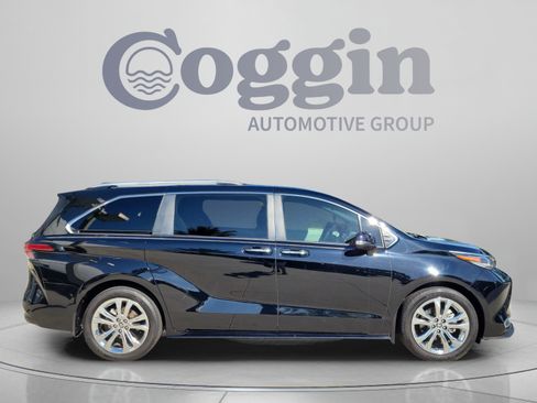 Used 2024 Toyota Sienna Platinum FWD image 4