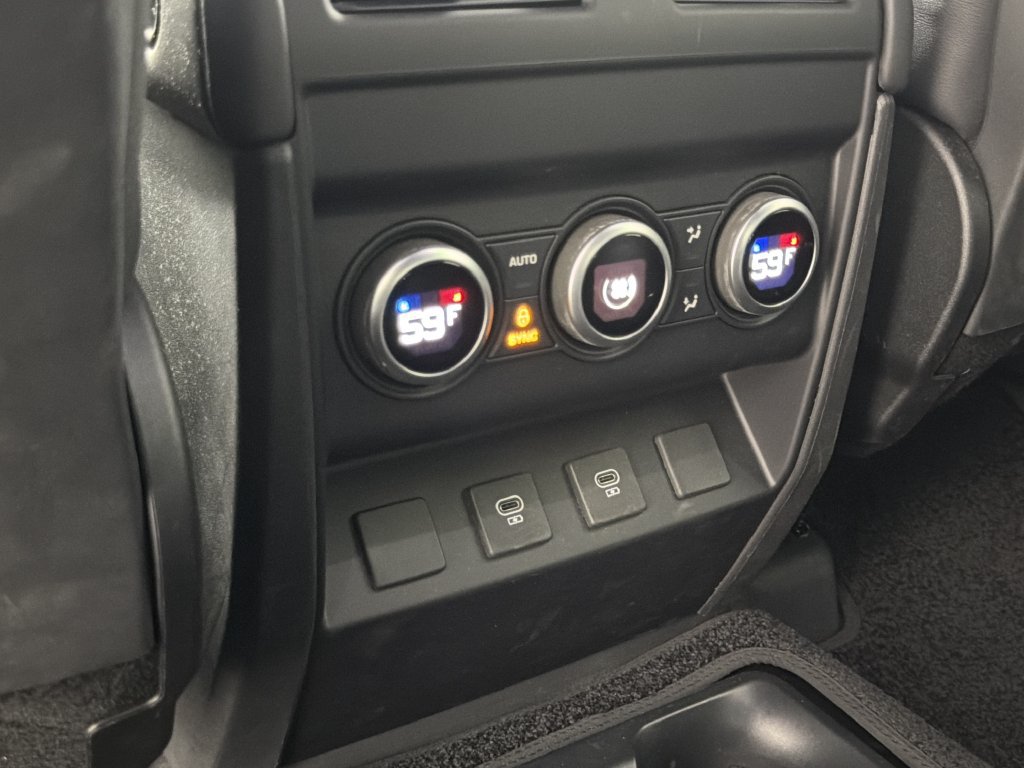 Used 2025 Land Rover Defender 130 X-Dynamic SE AWD/4WD image 32