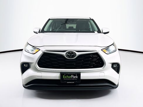 Used 2024 Toyota Highlander LE image 2